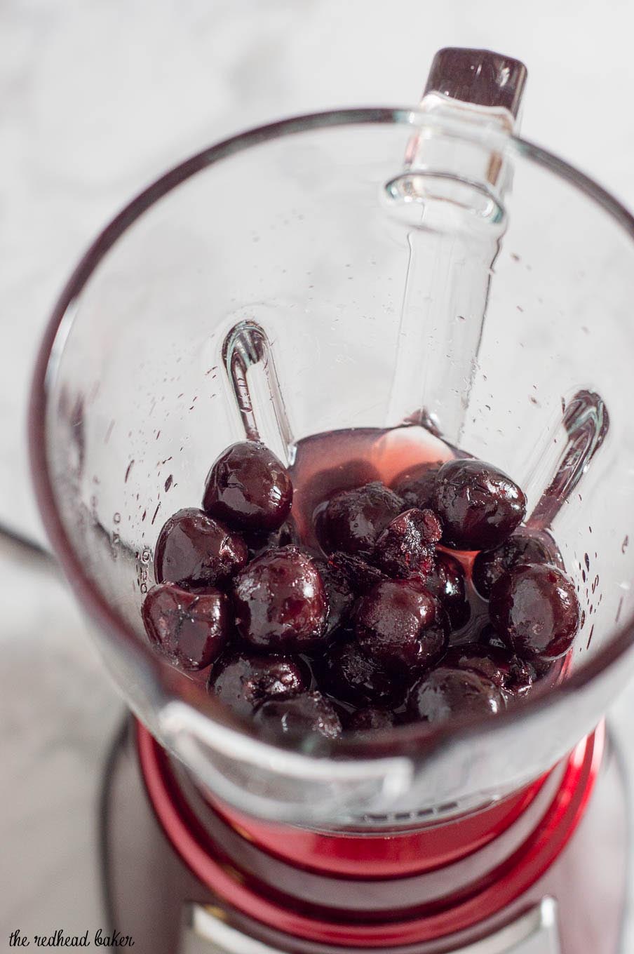 Frozen cherry margaritas är en rolig twist på en klassisk cocktail. Att använda frysta körsbär innebär att du kan njuta av denna behandling när som helst på året! 