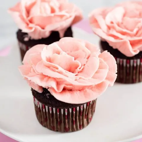 This tutorial shows you how to use frosting to turn your cupcakes into rose cupcakes using buttercream frosting and a few piping tools.