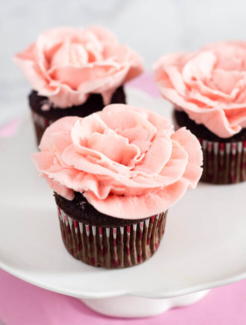 This tutorial shows you how to use frosting to turn your cupcakes into rose cupcakes using buttercream frosting and a few piping tools.