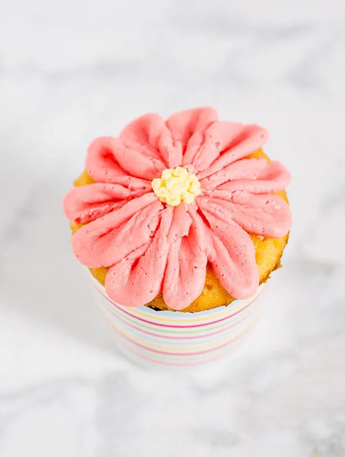 With buttercream icing and a few simple tools, use this tutorial to turn your favorite cupcakes into beautiful gerbera daisy cupcakes for any spring occasion!