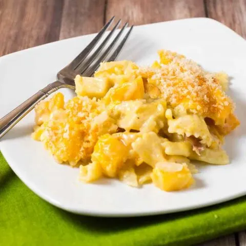 This comforting baked butternut squash mac and cheese with apples and bacon will up your body and soul on any chilly fall evening.