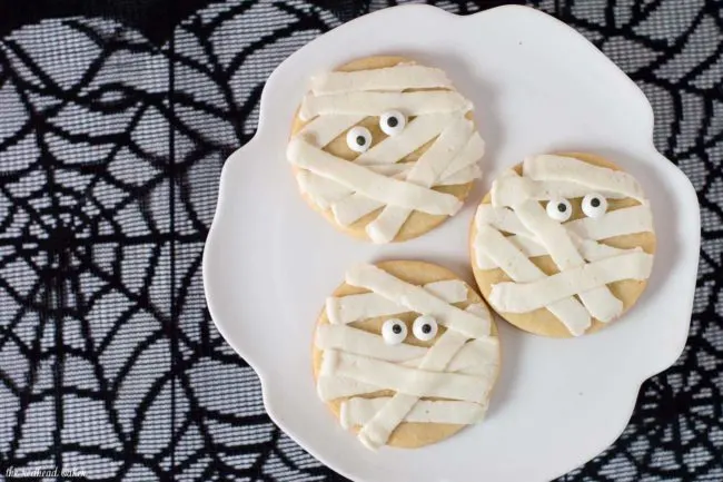 Scare up some easy Halloween treats &mdash; make these spooky mummy cookies. Simply pipe a few lines of frosting onto round sugar cookies, add candy eyes and you're done! #ProgressiveEats