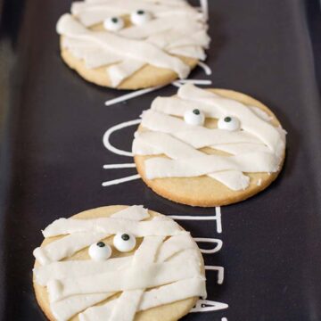 Scare up some easy Halloween treats — make these spooky mummy cookies. Simply pipe a few lines of frosting onto round sugar cookies, add candy eyes and you're done! #ProgressiveEats
