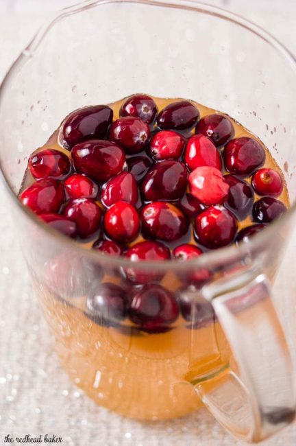 Ring in the new year with this cranberry apple cider sparkler, a cocktail that combine sparkling wine with the winter flavors of apple and cranberry. #CocktailParty