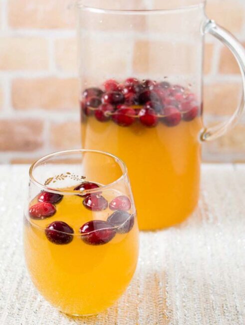 Ring in the new year with this cranberry apple cider sparkler, a cocktail that combine sparkling wine with the winter flavors of apple and cranberry. #CocktailParty