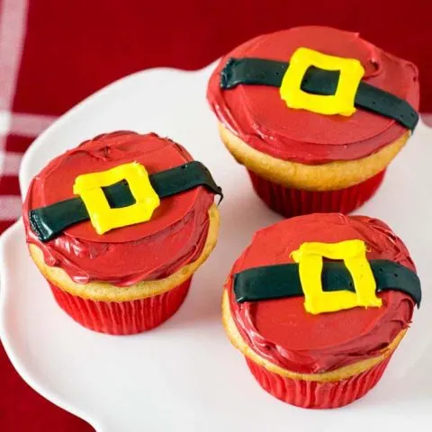 Use this tutorial to learn how to make Santa Claus Cupcakes! These easy cupcakes are a festive addition to any Christmas party or dinner. #NationalCupcakeDay