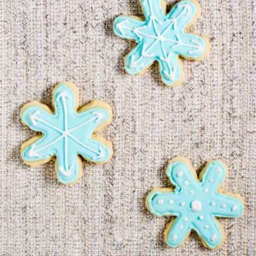 Let it snow with these adorable snowflake cookies! Perfect for any winter party, decorate each in a unique pattern, just like real snowflakes!  #ChristmasCookies