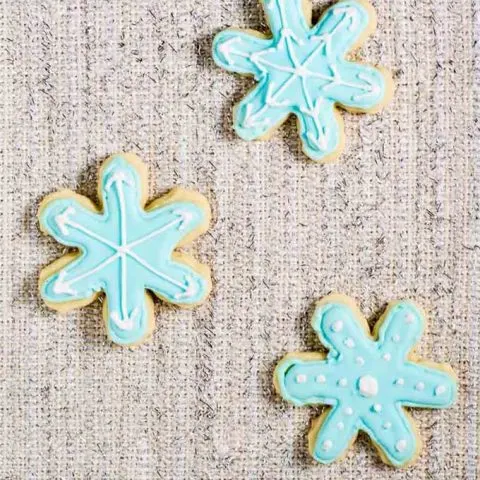 Let it snow with these adorable snowflake cookies! Perfect for any winter party, decorate each in a unique pattern, just like real snowflakes! #ChristmasCookies