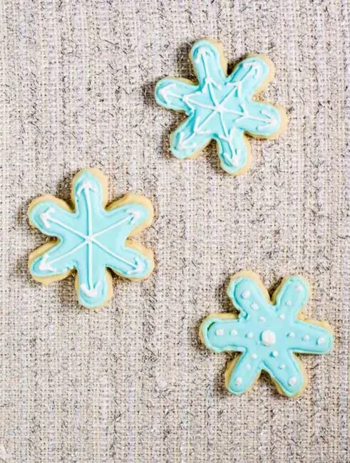 Let it snow with these adorable snowflake cookies! Perfect for any winter party, decorate each in a unique pattern, just like real snowflakes!&nbsp; #ChristmasCookies