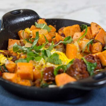 Brunch doesn't have to be a diet-buster! Sweet potato hash with pancetta, sun-dried tomatoes and spinach is a filling yet nutritious breakfast dish.