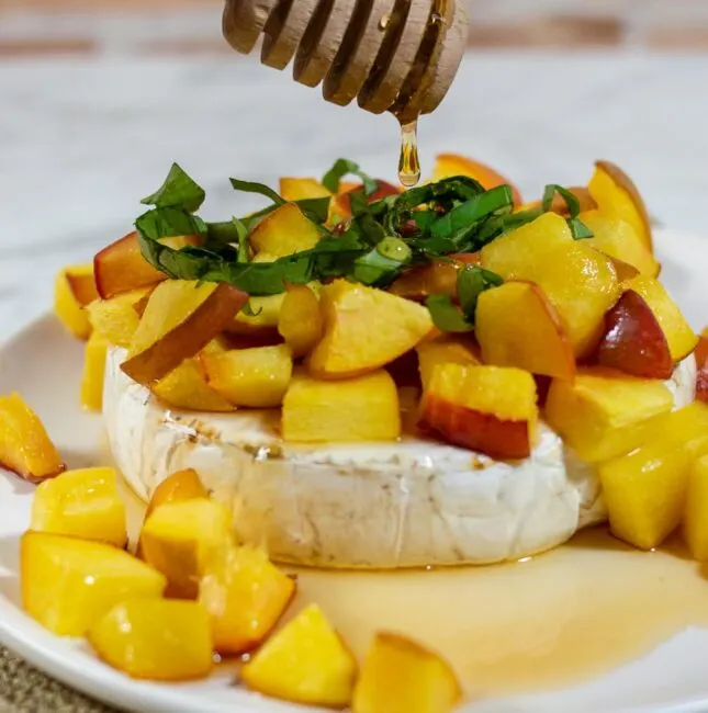 Think baked brie is only for winter holidays? Think again! Honey, basil and peach baked brie uses the freshest flavors of the summer to complement the buttery cheese.&nbsp;