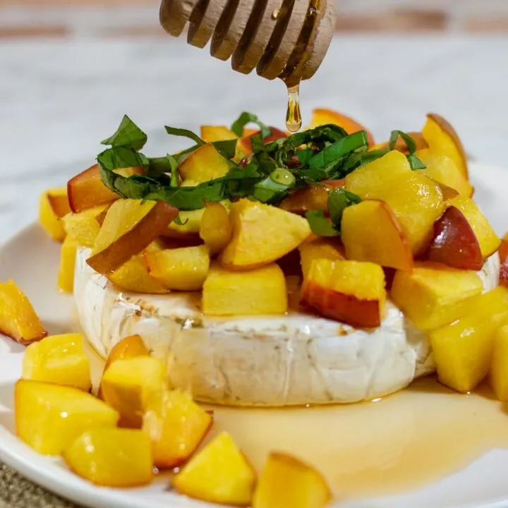 Think baked brie is only for winter holidays? Think again! Honey, basil and peach baked brie uses the freshest flavors of the summer to complement the buttery cheese.