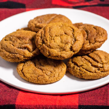 A plate of gingerbread snickerdoodles.