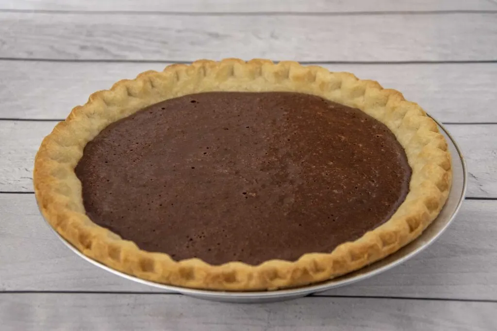 A pie crust filled with chocolate pudding