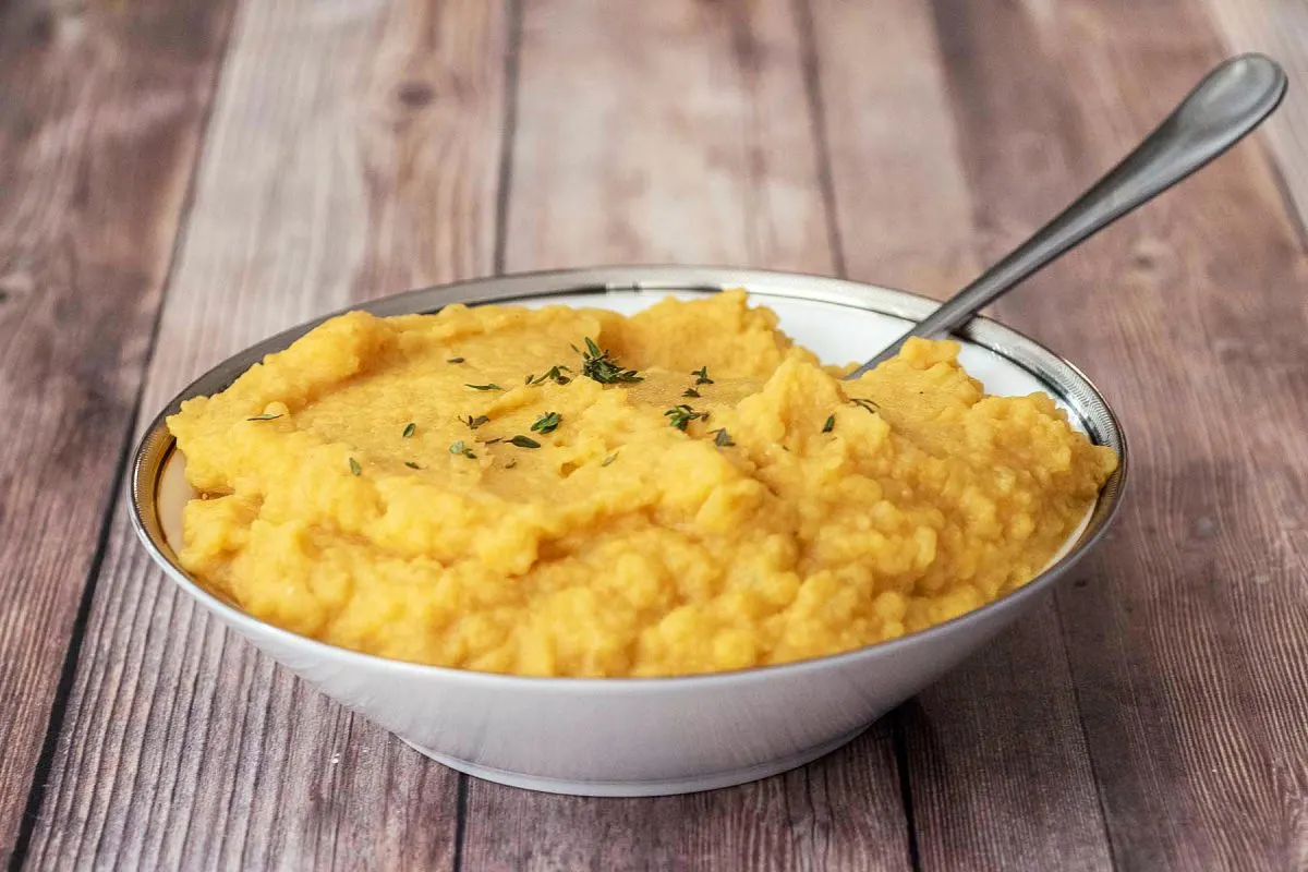 A bowl of pumpkin mashed potatoes.