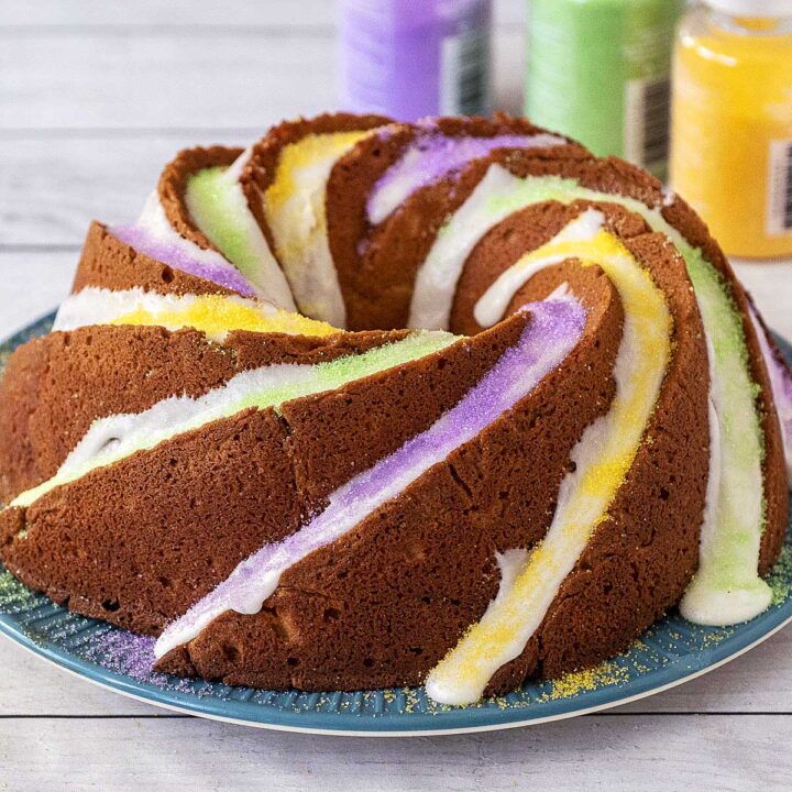 A King bundt cake on a blue plate.