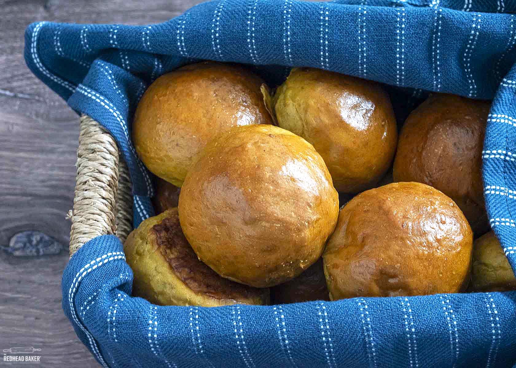 A basket filled with dinner rolls. 