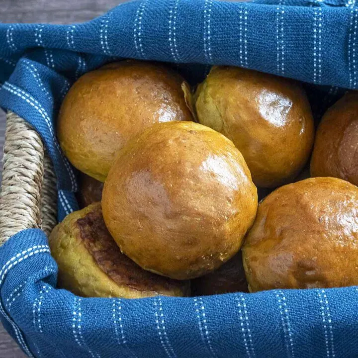 A basket of dinner rolls.